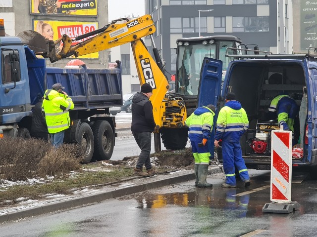 Awaria na Grudziądzkiej! Pękła rura, są utrudnienia w ruchu!