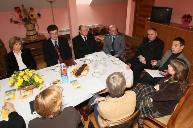 Prokurator Andrzej Augustyniak z Ministerstwa Sprawiedliwości tłumaczył przedstawicielom pomocy społecznej, Straży Miejskiej, prokuratury, policji na czym będzie polegał nowy program pomocy ofiarom przestępstw.