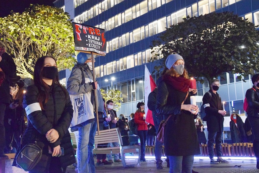 Strajk kobiet w Katowicach. Milczący protest na rynku odbył...