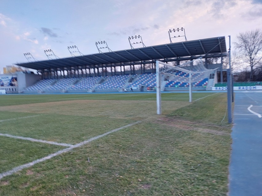 Murawa na stadionie przy Narutowicza 9 przed meczem Radomiak - Legia Warszawa, wygląda coraz lepiej. Zobac zdjęcia