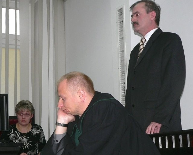 Proces starosty Jana Nowaka (z prawej) w buskim sądzie toczy się od marca bieżącego roku.