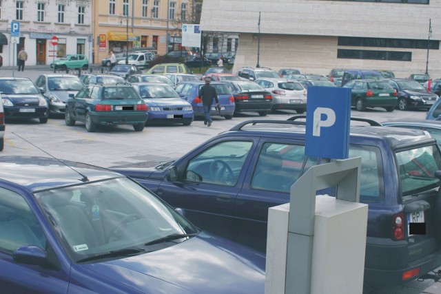 W centrum Przemyśla, nawet na płatnych parkingach, bardzo trudno jest zaparkować samochód.