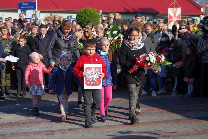 Święto Niepodległości w Tarnobrzegu. Odsłonięto pomnik Józefa Piłsudskiego [ZDJĘCIA]