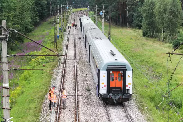 Mężczyzna pod kołami pociągu. Ruch kolei do Wrocławia wstrzymano. Zdjęcie ilustracyjne.