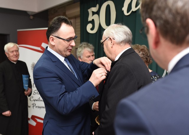 Tomasz Matlakiewicz, Burmistrz Gminy i Miasta Przysucha, odznaczył jubilatów medalami.