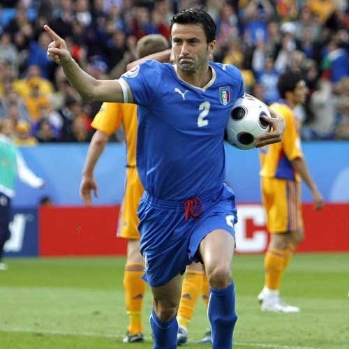 Obrońca Włoch Christian Panucci strzelił wyrównującego gola dla Włochów. Jednak w 81 minucie po jego faulu we własnym polu karnym Rumuni dostali rzut karny, który mógł wyeliminować Włochów z mistrzostw.