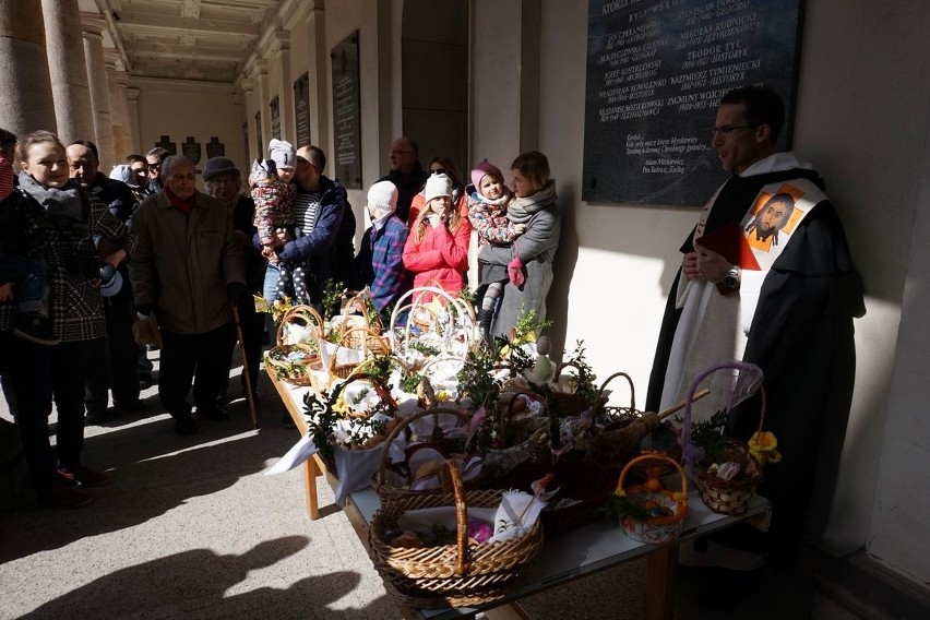 Wielka Sobota: Wierni święcą pokarmy w parafii Dominikanów