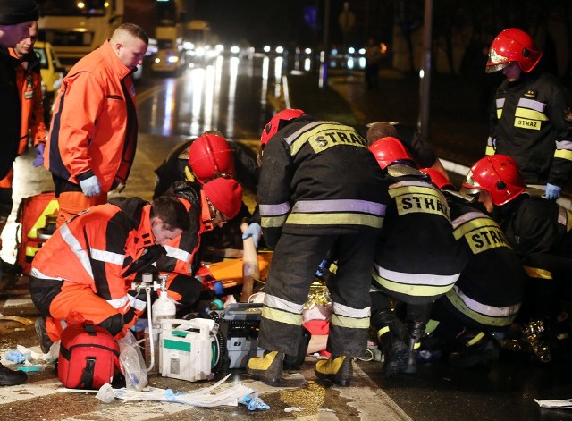 Potrącony mężczyzna wymagał natychmiastowej reanimacji. W ciężkim stanie został odwieziony do szpitala.