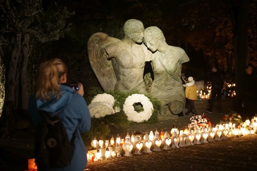 Nasz fotoreporter odwiedził wieczorem Cmentarz Jeżycki w...