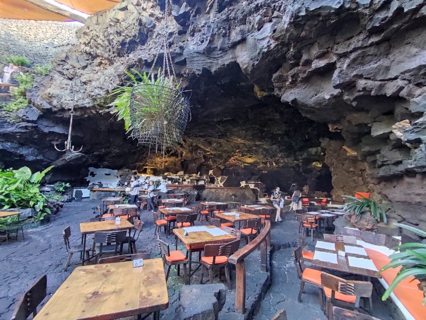 Lanzarote - restauracja w jaskini wydrążonej przez lawę.