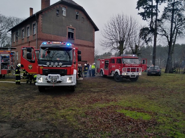 Sześć jednostek straży pożarnej przyjechało do pożaru, który w poniedziałek rano wybuchł w budynku wielorodzinnym w Konotopie, w gminie Kolsko. Jedna osoba trafiła do szpitala.Straż pożarna w Nowej Soli dostała zgłoszenie, że wybuchł pożar w budynku wielorodzinnym w miejscowości Konotop w poniedziałek, 23 grudnia, ok. godz. 8.20. W akcji wzięło udział sześć jednostek straży pożarnej: trzy zastępy straży pożarnej z Nowej Soli i trzy zastępy Ochotniczej Straży Pożarnej z Kolska, Konotopu i Nowego Miasteczka. – Po przybyciu na miejsce okazało się, że na drugiej kondygnacji w mieszkaniu zapaleniu uległa kanapa. Konieczna była ewakuacja wszystkich osób przebywających w budynku – informuje kpt. Tomasz Duber, zastępca komendanta powiatowego KP PSP w Nowej Soli.Na szczęście nikt z osób przebywających w budynku nie odniósł obrażeń. Właścicielka mieszkania, która w chwili wybuchu pożaru, nie była w środku, została zabrana do szpitala w Nowej Soli. Źle się poczuła. – Przyczyny pożaru będzie wyjaśniała policja pod nadzorem biegłego z zakresu pożarnictwa. Na tą chwilę nie jesteśmy w stanie stwierdzić, co było powodem pojawienia się ognia – mówi ktp. Duber.ZOBACZ TEŻ:Strażacy Ochotniczej Straży Pożarnej w Siedlisku dostali nowy samochód ratowniczo-gaśniczy. Powitanie pojazdu było wydarzeniem we wsi;nfDuży pożar byłej stolarni w Zielonej Górze. Z żywiołem walczyło osiem zastępów;nfŻARY Pasaż Hayduk spłonął prawie dwa lata temu, a śledztwo wciąż jeszcze w toku. Co tam się dzieje? [ZDJĘCIA] [14.11.19];nfPOLECAMY:Zielona Góra Nowy Kisielin. Pożar sadzy w kominie przy ul. Łąkowej