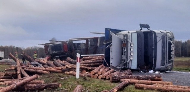 Na drodze na terenie gminy Bobrowice przewróciła się ciężarówka z drewnem.