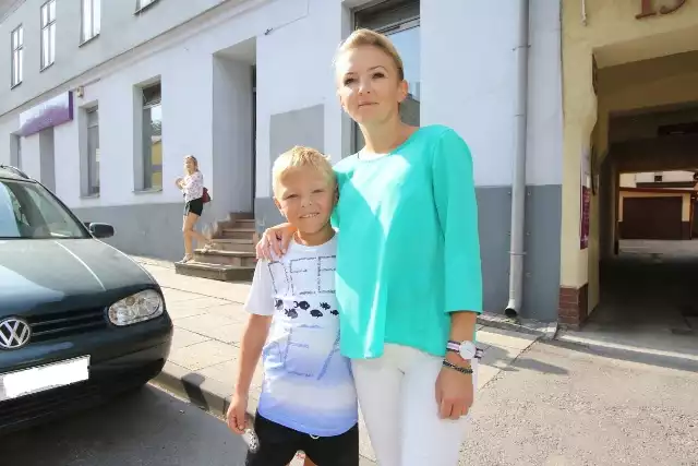 Aleksandra Chłodnicka wraz z synem Antkiem przed lokalem przy ulicy Leonarda, w którym powstanie wkrótce AleBabeczka.