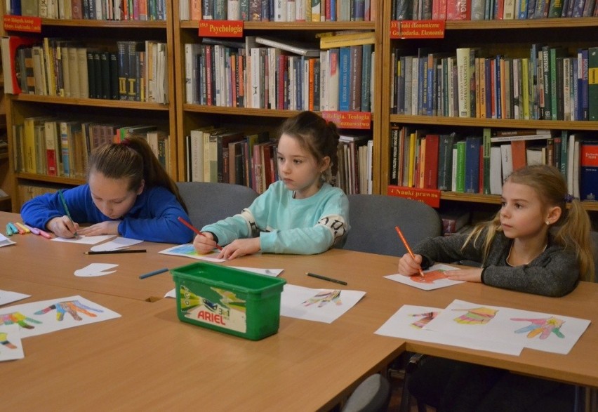 W Miejskiej Bibliotece Publicznej w Lipnie dzieci w sposób kreatywny spędziły czas w dwa kolejne czwartki [zdjęcia]
