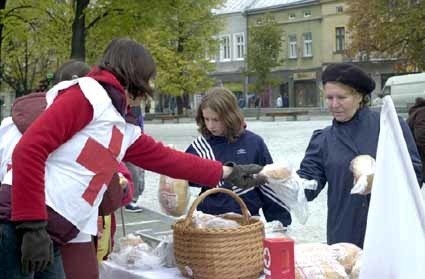 Na jasielskim rynku w czwartek rozdano kilkaset chlebów i kilkadziesiąt drożdżówek