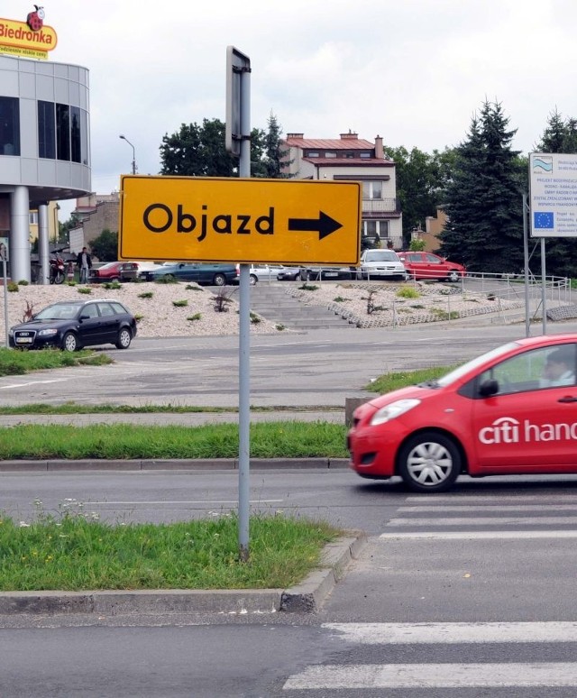 Wandale odwrócili tabliczkę z kierunkiem dalszej trasy objazdu ulicy Słowackiego, wiszącą przy alei Grzecznarowskiego.