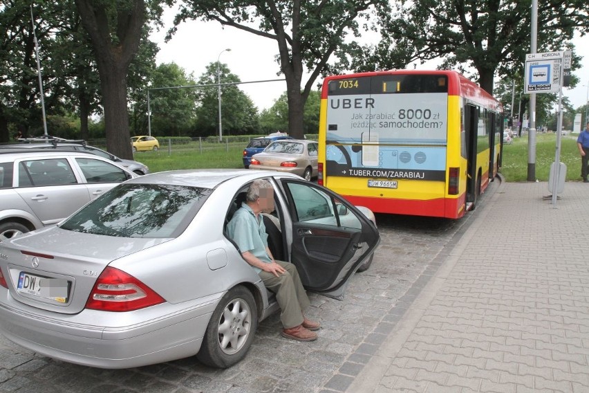 Wrocław: Trzy wypadki. Autobus MPK i 5 aut! [ZDJĘCIA]