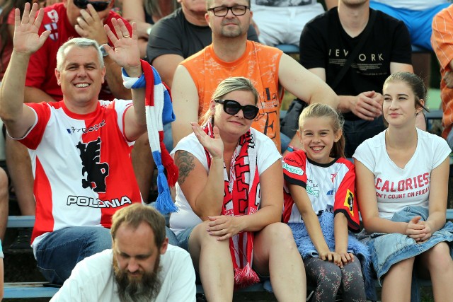 Bydgoscy żużlowcy pokonali w czwartek na własnym torze imienniczkę z Piły 49:41 w zaległym meczu II ligi. Kibice, którzy pojawili się na stadionie na nudę nie narzekali, bo spotkanie - dość nieoczekiwanie - miało bardzo wyrównany przebieg. BYLIŚCIE NA MECZU? POSZUKAJCIE SIEBIE NA ZDJĘCIACH >>>