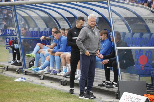 26.07.2022 r. Ruch Chorzów - Znicz Pruszków 2:0 (na zdjęciu trener Jarosław Skrobacz).  Zobacz kolejne zdjęcia. Przesuwaj zdjęcia w prawo - naciśnij strzałkę lub przycisk NASTĘPNE