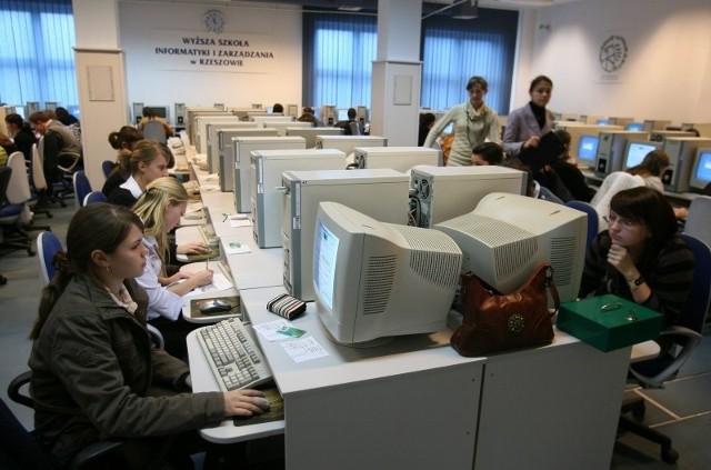 Przed sesją warto skorzystać z zasobów uczelnianych bibliotek i szerokiego dostępu do komputerów.