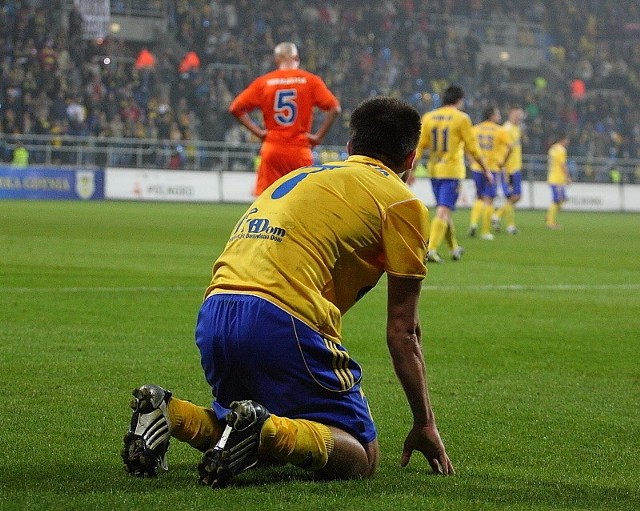 Piotr Tomasik miał pecha, jego samobójczy gol zadecydował o stracie punktów przez Arkę