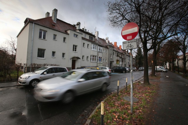 Na Sępolnie od lat rowerzyści - wspólnie z pieszymi - korzystają z szerokich alejek wzdłuż ulicy. Ale urzędnicy postanowili uszczęśliwić ich na siłę - zalecają jazdę ulicą pod prąd. Mało kto słucha...