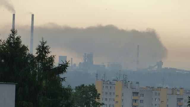 Czarny dym nad hutą nie jest czymś niecodziennym. Zdjęcie z 2016 r. wysłane przez mieszkańca do Krakowskiego Alarmu Smogowego