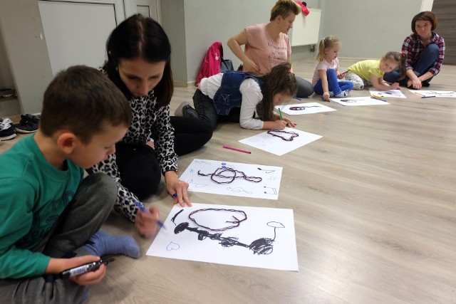 Dzieci z gminy Wieniawa mogą skorzystać z oferty Gminnego Ośrodka Kultury i Sportu i przyjść na zajęcia na czas ferii zimowych, choćby na zajęcia plastyczne i warsztaty.