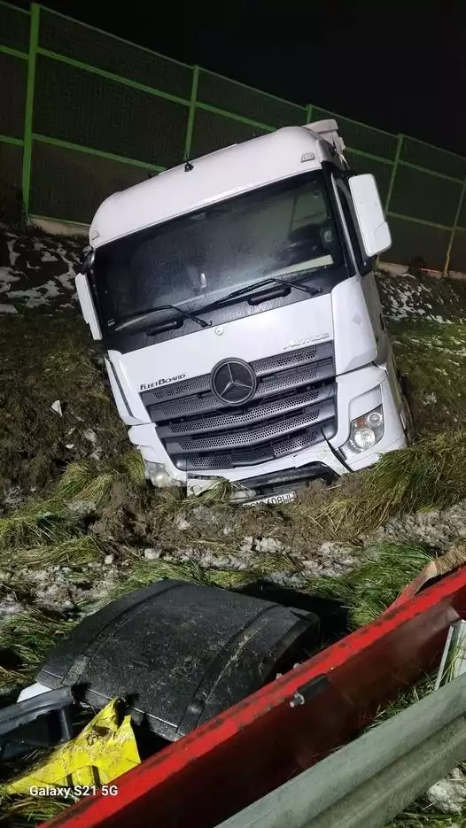 Do groźnie wyglądającego wypadku doszło na łódzkim odcinku autostrady A1. Ciężarówka z naczepą wjechała do rowu.