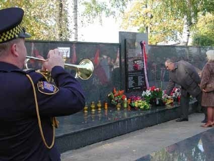 Przy dźwiękach trąbki pod pomnikiem złożono pierwsze wieńce.