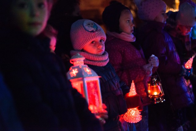 Poniedziałek, 21 grudnia[*]1. Do jakiego zakonu należał bł. Czesław?[*]Do zakonu dominikanów.[*]2. W jaki sposób bł. Czesław obronił Wrocław przed Tatarami?[*]Tradycja głosi, że po  gorliwej modlitwie Czesława na niebie pojawiła się ognista kula lub  słup ognia czy też  zorza (różne są przekazy na ten temat), która przestraszyła wojska nieprzyjaciela. Niektóre źródła podają jakoby Mongołowie mieli uciec na sam widok ognistej kuli, inne -  że kula ich rozgromiła[*]3. Z jakimi świętymi był zaprzyjaźniony bł. Czesław?[*]Ze św. Jackiem i św. Dominikiem.CO TO JEST ADWENT I JAKIE SĄ PYTANIA RORATNIE?[cs][/cs]