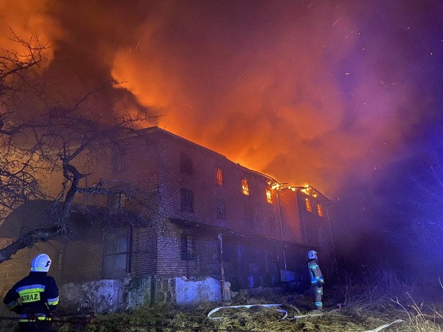 Potężny pożar starej gorzelni w wiosce Trzynik pod Kołobrzegiem