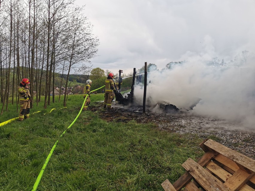 Pożar w Łękach. Palił się drewniany domek w sąsiedztwie grilowiska 