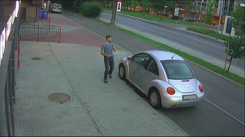 Kraków. Kopniakami zniszczył 35 samochodów. Policja poszukuje sprawcy [WIDEO, ZDJĘCIA]