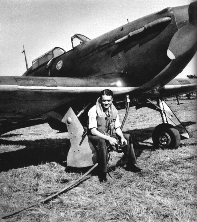 Replikę słynnego Hawkera Hurricane’a MK wykonał Jan Bromski z Suchego Lasu. Stoją przy niej Arkady R. Fiedler (z lewej) i Marek Fielder