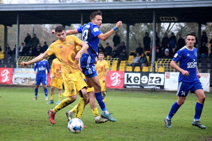 Grała piłkarska 3. liga. ŁKS Probudex wygrał i pozostał liderem! Kontrowersje w Kielcach i porażka Korony II. Fatalna sytuacja Czarnych