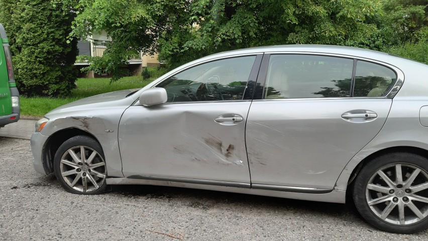 W BMW rozbity został przedni zderzak, spora część prawego...
