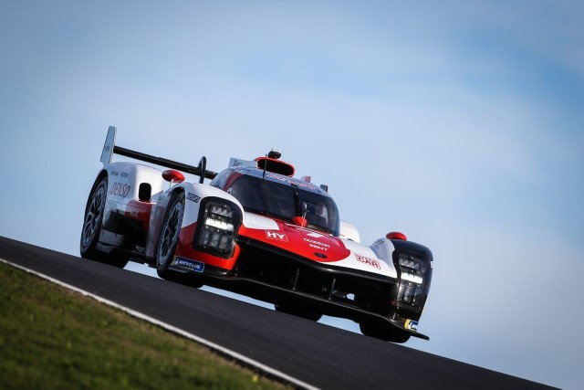 Dla Toyota Gazoo Racing rozpoczyna się nowa era w wyścigach długodystansowych. Belgijski tor Spa-Francorchamps będzie miejscem debiutu hipersamochodu GR010 Hybrid. 6-godzinna rywalizacja zainauguruje przełomowy sezon FIA WEC, a punktem kulminacyjnym będzie legendarny 24-godzinny wyścig Le Mans.Fot. Toyota