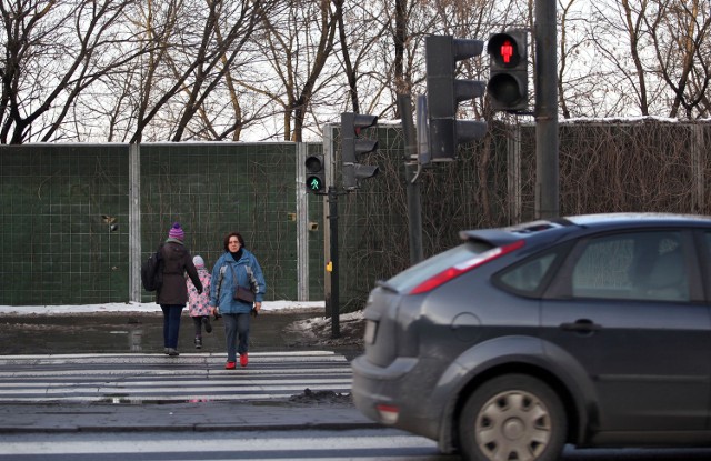 Mieszkańcy chcą, aby zielone na przejściu  przez ulicę Opolską  zapalało się dla obu pasów równocześnie, a nie tak, jak jest obecnie