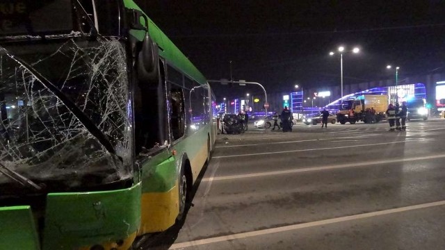 Wypadek na Matyi: Autobus utknął na torowisku. Są ranni