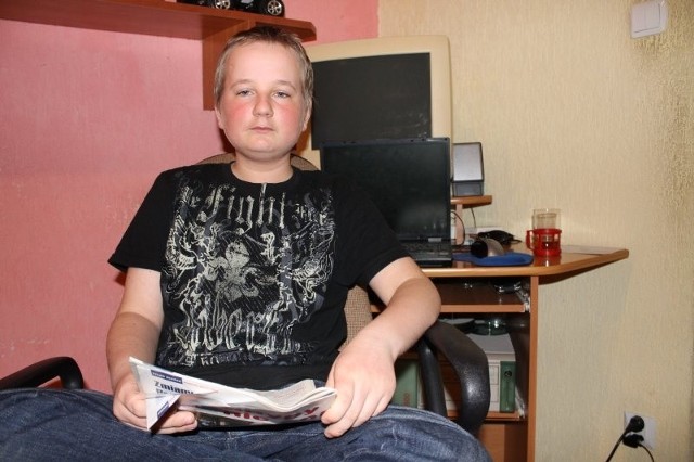 Paweł Okwieka ma już 15 lat. Uczy się w drugiej klasie gimnazjum, ale przez brak odporności  nie może chodzić do szkoły z rówieśnikami.