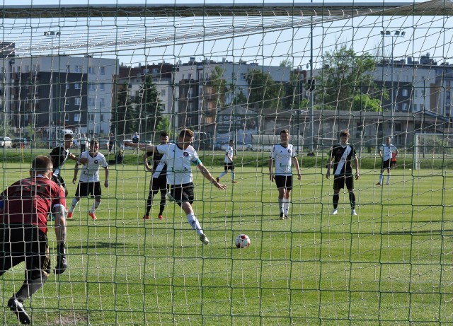 Krzysztof Kalemba strzela bramkę z rzutu karnego w niedzielnym meczu z ŁKS Łódź (2:1)