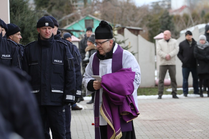 Ostatnie pożegnanie aspiranta Krzysztofa Węglińskiego z Tarnobrzega - policjanta, który zginął w wypadku jadąc na służbę  [ZDJĘCIA]