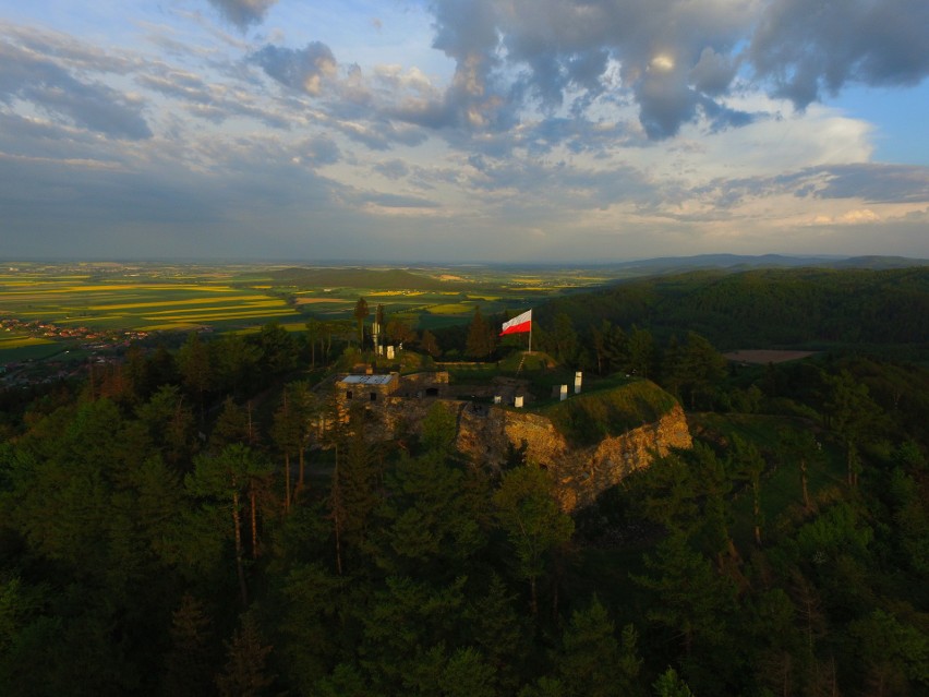 W Sudetach zawieszono największą  flagę Polski