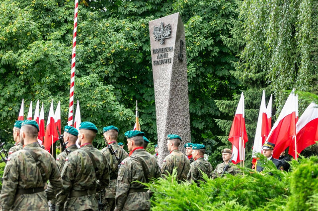 Tradycyjne uroczystości rozpoczną się o godz. 17.00, w rocznicę godziny „W”, pod pomnikiem „Żołnierzom Armii Krajowej” przy ul. J. Kilińskiego. Hołd poległym Powstańcom złożą między innymi władze miasta, służby mundurowe, kombatanci i mieszkańcy Białegostoku. Na terenie miasta rozlegnie się dźwięk syren alarmowych, a pamięć o Powstańcach zostanie uczczona minutą ciszy. Na zdjęciu: obchody w 2023 roku. – Spotkajmy się, by wspólnie wyrazić nasz szacunek i cześć bohaterskim Powstańcom Warszawy. Zachęcam wszystkich białostoczan do udziału w tej uroczystości – zaprasza prezydent Białegostoku Tadeusz Truskolaski.