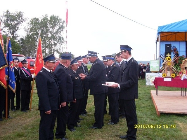 Zasłużeni strażacy otrzymali medale a także życzenia owocnej służby dla dobra okolicznych mieszkańców.
