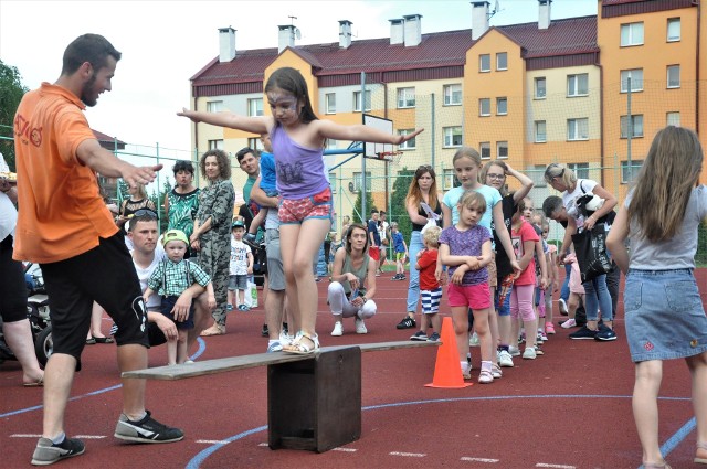 Niezwykle ciekawy był festyn rodzinny w Przedszkolu Publicznym w Połańcu. Zapraszamy do obejrzenia ciekawej galerii zdjęć z tego wydarzenia. Sielankowa zabawa i uśmiechnięte twarze dzieci oraz rodziców to obrazki, które można było zauważyć podczas Pikniku Rodzinnego, który odbył się na boisku szkolnym w ramach programu Dni Rodziny, finansowanego przez Urząd Miasta i Gminy Połaniec.Festyn Rodzinny rozpoczęła organizatorka przedsięwzięcia - dyrektor Przedszkola Publicznego w Połańcu – Anna Kaniszewska.Celem imprezy było zachęcanie rodziców do wspólnych zabaw ze swoimi dziećmi, a także dostarczenie uczestnikom festynu wielu okazji do radości, śmiechu i dobrego nastroju. Tegorocznej imprezie przyświecał także drugi cel – pomoc chorej Tosi Stępień. Cała społeczność przedszkolna i żłobkowa oraz przyjaciele całym sercem wspierali akcję  - wolontariusze dzielnie zbierali fundusze do puszek dla chorej dziewczynki. Na stoiskach z pysznościami  oraz na „bazarku” zabawkowym można było wrzucić do puszki symboliczną złotówkę i przyznamy, że hojne gesty mocno zasilały blaszane puszki.To magiczne popołudnie zgromadziło przedszkolne dzieci, rodziców, rodzeństwo, dziadków i babcie, ciocie… a także rodziny i dzieci ze Żłobka „Kraina Malucha” oraz rodziny naszych przyszłych przedszkolaków.Gośćmi byli: Jacek Tarnowski – burmistrza Miasta i Gminy Połaniec oraz wiceprzewodniczący Rady Miejskiej Krzysztof Zając. Nie zabrakło  kosyniera - Konstantego Michorowskiego. Dla tych, którzy odwiedzili nasze przedszkole przygotowano wiele atrakcji. Miłym akcentem było wyłonienie zwycięzców i wręczenie nagród uczestnikom I Przedszkolnego Turnieju szachowego o tytuł mistrza przedszkola. Mali szachiście stanęli na podium i otrzymali medale, dyplomy i nagrody. Następnie został rozstrzygnięty także fotograficzny konkurs konkursu rodzinnego „W rodzinnym obiektywie – najpiękniejsze zakątki Polski”.  35 przepięknych fotografii można było zobaczyć na wystawie, a rodziny za włożony trud w ich wykonanie nagrodziliśmy dyplomem i prezentami.Fantastyczną zabawę zapewnił zespół muzyczny PATIGO pod kierunkiem Pawła Goronia, który bawił nas muzyką taneczną jak przystało na wodzireja. Wspaniała aura pozwoliła na przeprowadzenie licznych konkursów zarówno dla dzieci jak i rodziców. Bardzo duże zainteresowanie wzbudził pokaz baniek mydlanych, które fruwały nad boiskiem mieniąc się wszystkimi kolorami tęczy. Z dużym zaciekawieniem dzieci brały udział zabawach z piłkami, przelewaniu wody.Na przedszkolnym stoisku „zdrowej żywności” można było skosztować wspaniałych pyszności, które specjalnie na tę okazję przygotowały mamy, babcie przedszkolaków oraz pracownicy kuchni z przedszkola. Na zwolenników owoców czy produktów bogatych w ziarna czekały ciasteczka i ciasta czy kompot truskawkowy.W sposób szczególny wspieraliśmy chorą Tosię, dlatego w tym celu utworzyliśmy na festynie „bazarek” z zabawkami, maskotkami, książkami, grami, puzzlami, które można było zakupić w dogodnej cenie. Wszystkie wyeksponowane przedmioty były wynikiem ogromnego zaangażowania rodziców, którzy chętnie włączyli się w akcje i przynosili rzeczy – za co pięknie dziękujemy!Bardzo dużym zainteresowaniem cieszył się Kącik Zabaw, z dużymi klockami do budowania, kolorowym origami, grami stolikowymi. Podczas festynu dzieci mogły skorzystać z malowania twarzy. Piękne malowidła zdobiły buźkę niejednego malucha.Dorośli uczestnicy festynu mogli zmierzyć ciśnienie oraz sprawdzić poziom cukru w punkcie medycznym u Pań pielęgniarek Teresy i Eli.Rodzice mogli również wziąć udział w losowaniu - szczęśliwcy np. wybiorą się na pizze czy kebab, do salonu fryzjerskiego, na lody itp. Dziękujemy serdecznie sponsorom!Mamy nadzieję,że sprawiliśmy Dzieciom i Rodzinom wiele radości i  przyjemności w tym dniu….W miłej atmosferze czas festynu szybko minął. Z tej imprezy pozostanie wiele fotografii, dzięki czemu wspaniała zabawa i niecodzienna atmosfera zostaną na długo w pamięci wszystkich uczestników naszego festynu.Jednak najważniejsze jest to, że udało się nam wesprzeć chorą dziewczynkę Tosię – wspaniała integracja pozwoliła nam zebrać 3271,00 zł.Cieszymy się, że udało się zachęcić do wspólnej zabawy dzieci, rodziny, pracowników przedszkola a nawet środowisko osiedlowe.Wszystkim uczestnikom festynu dziękujemy za cudowną zabawę!!Dzięki takim inicjatywom możemy wspólnie mile spędzić czas i pomagać!(dor)