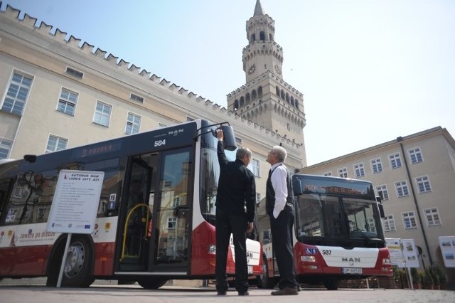 Dziś w ratuszu przedstawiciele firmy MAN oraz MZK podpisali umowę o zakupie 14 nowych autobusów typu MAN Lion's City.Takie wozy miejski przewoźnik już w swojej flocie posiada.