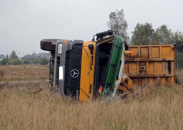 Kobylanka: Wypadek ciężarówki, kierowca nie żyje. Wypadł z auta, bo nie miał zapiętych pasów (zdjęcia)