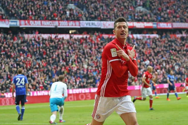 Robert Lewandowski strzelił gola w pierwszej połowie meczu z Schalke